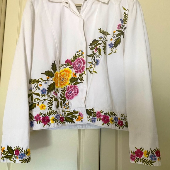 VINTAGE 100% COTTON WHITE FLORAL EMBROIDERED, LINED JACKET. - Picture 4 of 15